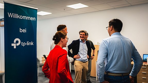 Christian Zaum im Gespräch mit Lance Li und weiteren Mitarbeitern von TP-Link